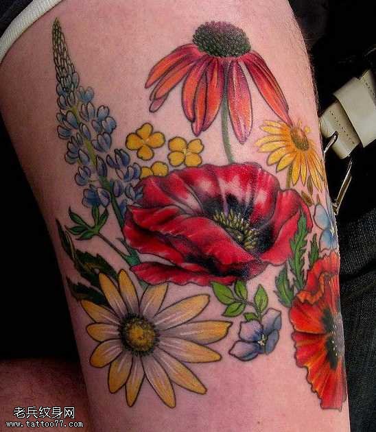 腿部鲜艳的花朵纹身图案