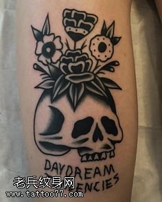 手臂的骷髅花纹身图案