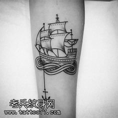 手臂的经典帆船纹身图案