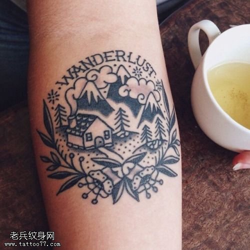 手臂的小山村纹身图案