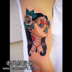 大臂彩绘享受阳光的美女纹身图案