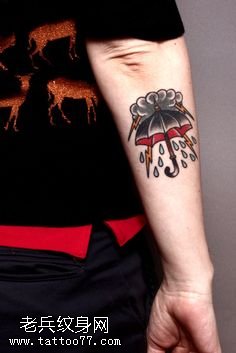 手稿遮盖暴风雨的伞纹身图案