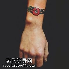 手腕上的小花纹身图案