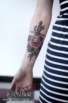 手臂匕首刺玫瑰纹身图案