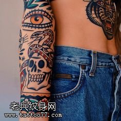 小臂经典时尚骷髅蛇纹身图案