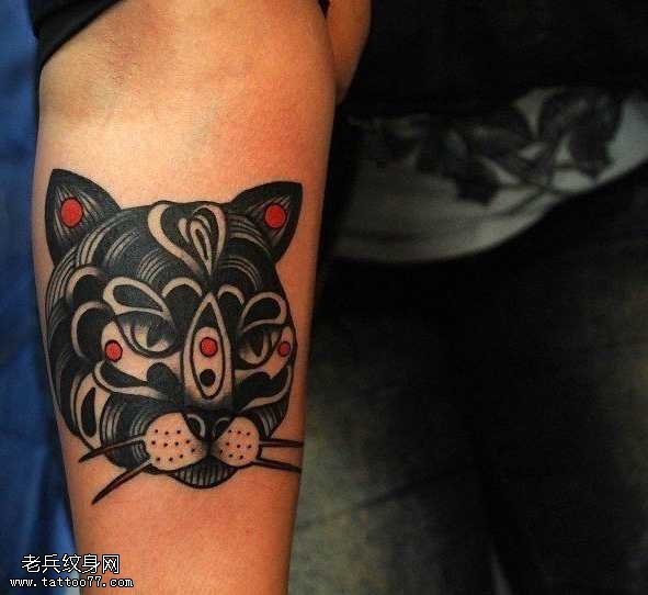 手臂黑猫纹身图案