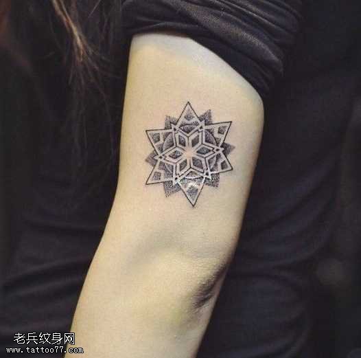 手臂星星纹身图案