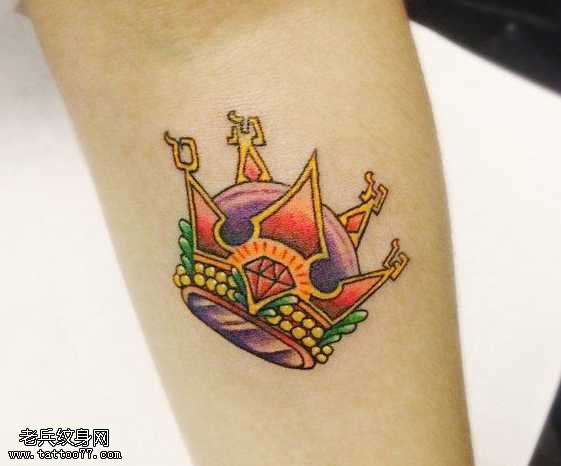 手臂彩色小皇冠纹身图案