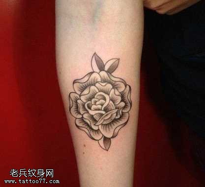 手部小清新花纹身图案