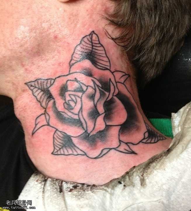 脖部漂亮的花朵纹身图案