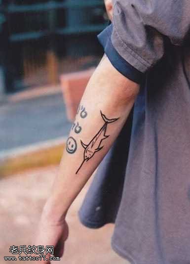 手部鱼纹身图案