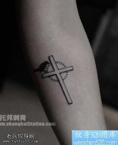 手臂小巧精美的十字架纹身图案