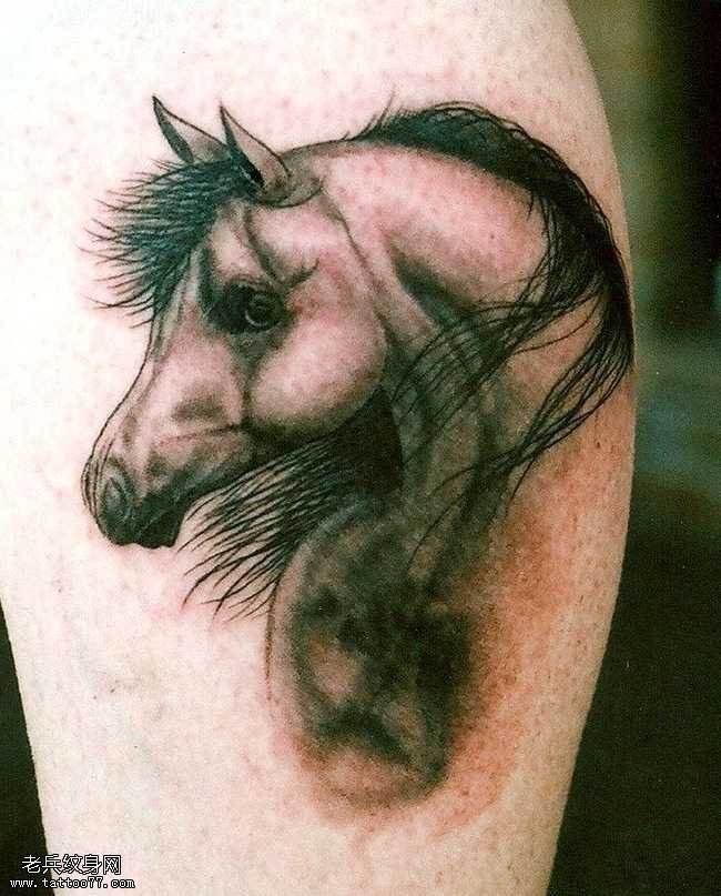 腿部帅气的马头纹身图案