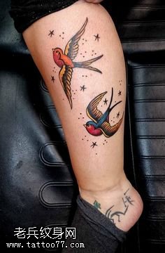 小腿的两只燕子纹身图案