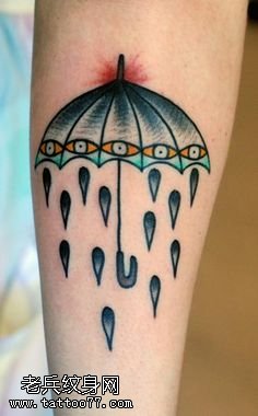 手臂雨伞下的雨滴纹身图案
