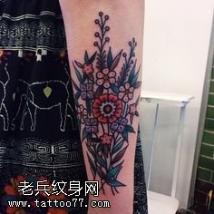手臂精美的花束纹身图案
