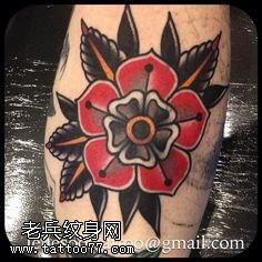 手臂一朵小花纹身图案