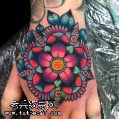 手臂上魔幻梵花纹身图案