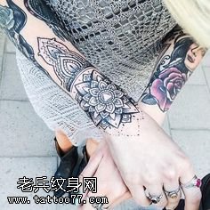 手腕上的经典梵花纹身图案