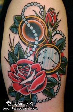 大臂怀表玫瑰纹身图案