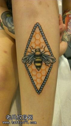手臂逼真小蜜蜂纹身图案