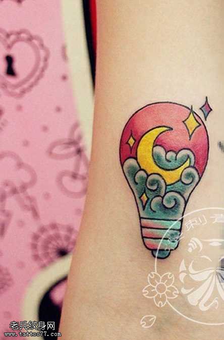 手臂电灯泡纹身图案