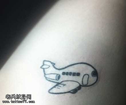 手臂小灰机纹身图案