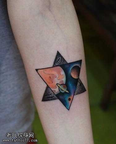 手臂星空五角星纹身图案