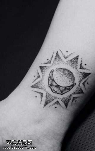手腕点状月亮纹身图案