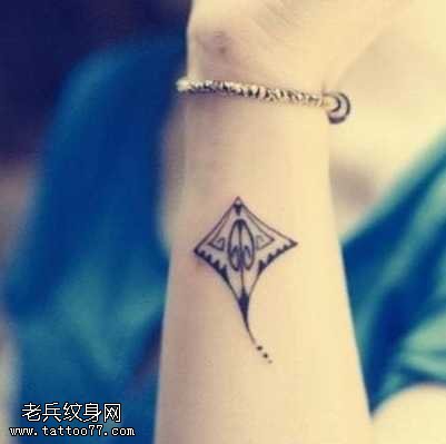 手臂小清新风筝纹身图案