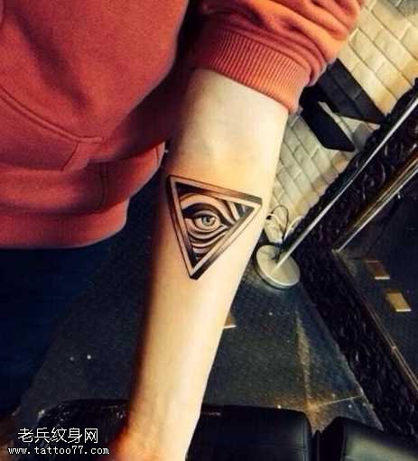 手臂上帝之眼纹身图案