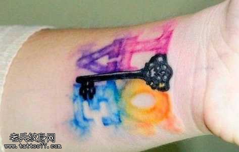 手腕彩色钥匙纹身图案