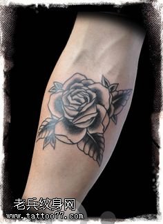 手臂经典写实玫瑰纹身图案