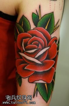 大臂上的惊艳玫瑰纹身图案