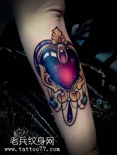 手臂经典红宝石纹身图案