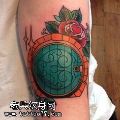 腿部的花卉图腾纹身图案