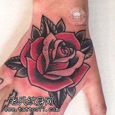 手背的一朵惊艳玫瑰纹身图案