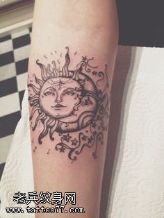 手臂经典太阳图腾纹身图案