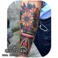 小腿上一瓶花卉纹身图案