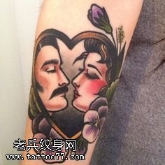 手臂彩绘心形夫妻纹身图案