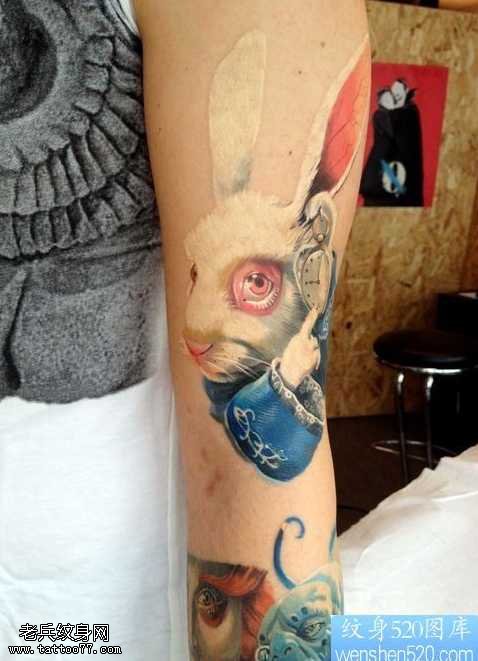 手臂兔子纹身图案