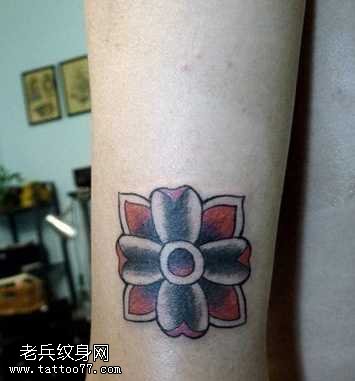 手部个性花纹身图案