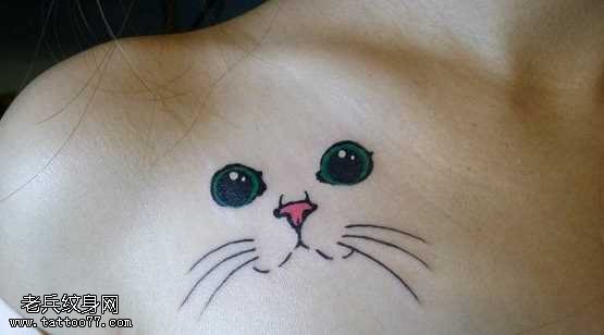 胸部小猫纹身图案