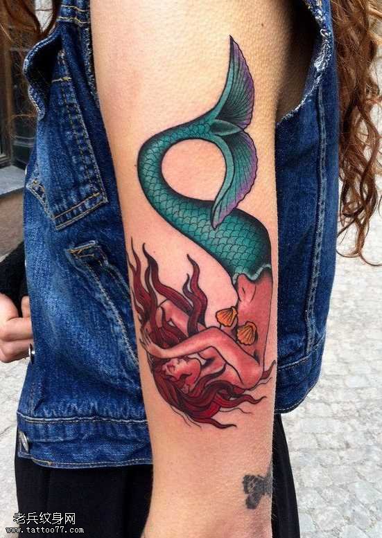 手臂美人鱼纹身图案