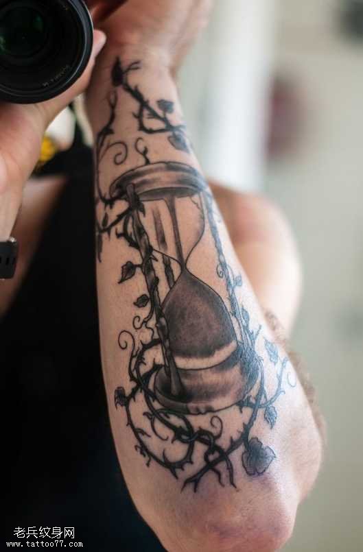 手臂沙漏纹身图案
