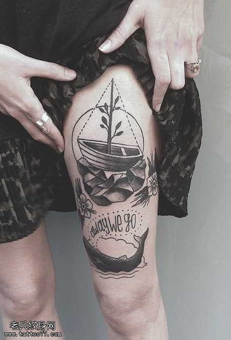 腿部黑灰色小船纹身图案