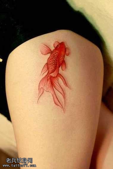 腿部金鱼彩色纹身图案
