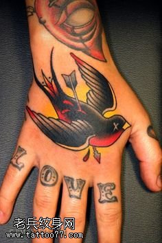 手面上被刺的小燕子纹身图案