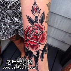 手臂的一枝玫瑰花纹身图案