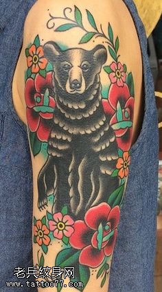 大臂上的一只浣熊纹身图案